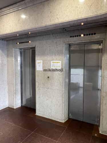 中央の仙信ビル エレベーターホール1