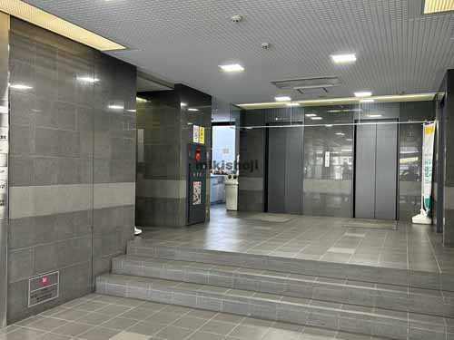 泉区の泉中央ビル エントランス1