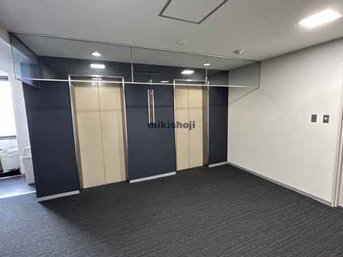 泉区の泉中央ビル エレベーターホール1