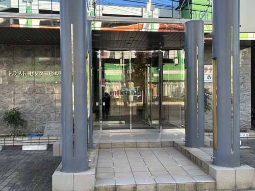 泉区のトラストセンタービル エントランス2