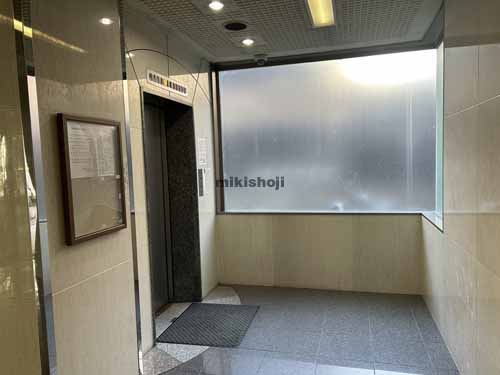 榴岡の花本ビル エレベーターホール1
