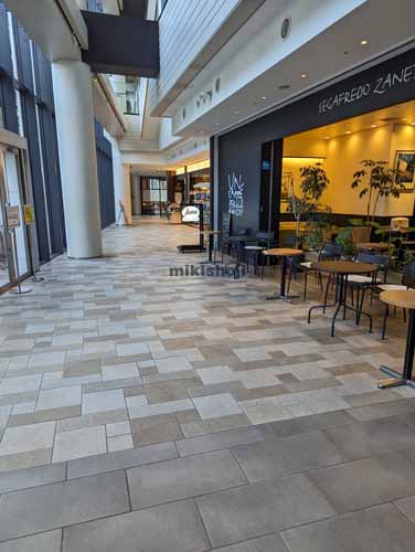 一番町の仙台トラストタワー エントランス4
