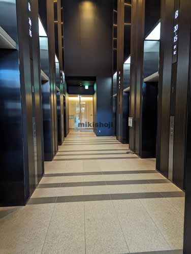 一番町の仙台トラストタワー エレベーターホール1