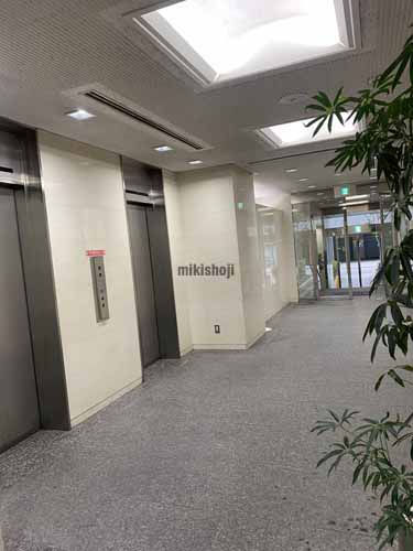 入商八木ビル エントランス1