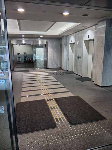 天神の福岡興銀ビル エントランス1