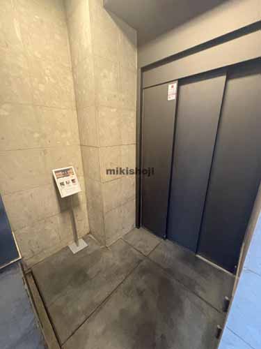 八丁堀のＦｌｏｏｒ　ａｎｄ　Ｗａｌｌｓ　Ｈａｃｃｈｏｂｏｒｉ エレベーターホール1