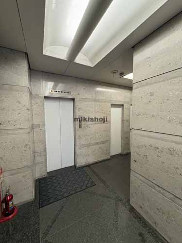 銀座のワイ・エヌ銀座ビル エレベーターホール1
