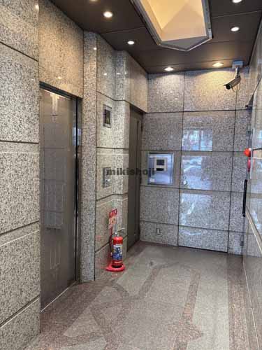 銀座のゑり円ビル エレベーターホール1