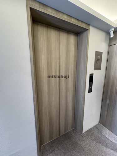 千駄ヶ谷のＭ．ＢＡＬＡＮＣＥ＋　ＪＩＮＧＵＫＩＴＡＳＡＮＤＯ エレベーターホール2