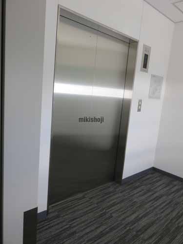 美浜区の幕張ベイタワー エレベーターホール1