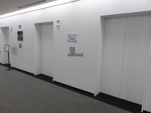 美浜区の幕張テクノガーデン エレベーターホール1